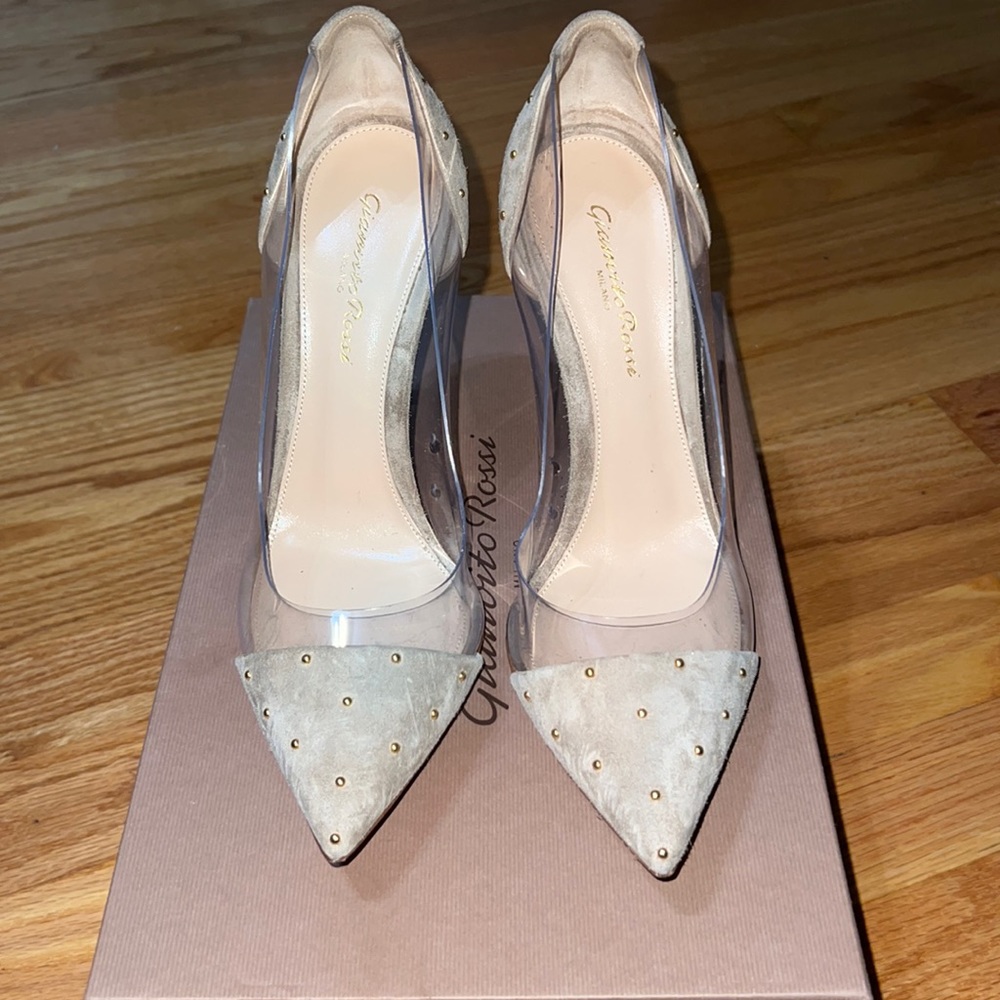 Suede tan Gianvito Rossi pumps